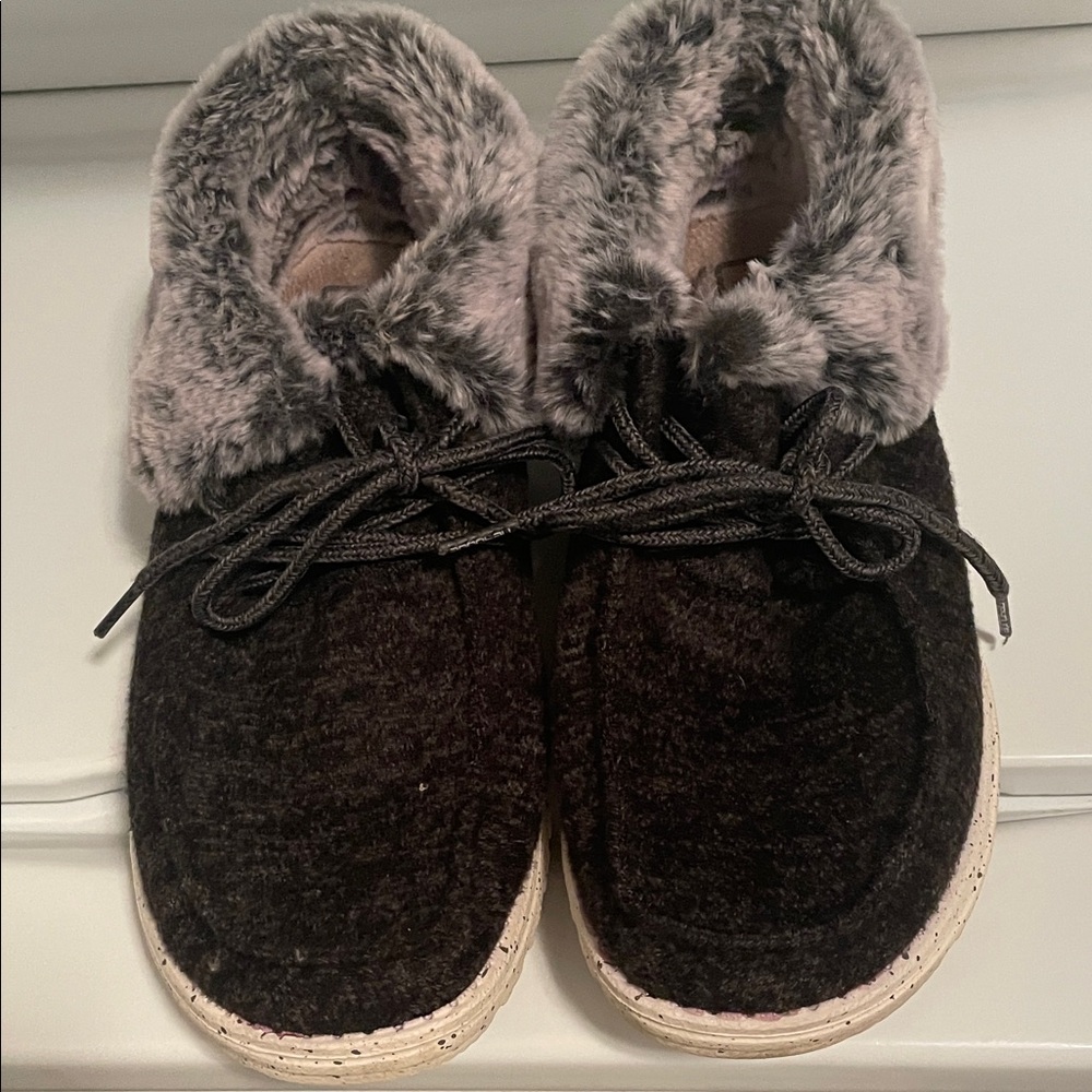 Great condition women’s size 9. Hey dudes great for that chilly weather.
